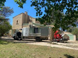 Avant – Abattage par démontage de Pins à St Mitre les Remparts